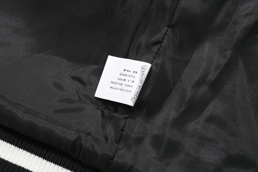 P370 Model No. Y605 Chromehearts/Cro Heart Cross Embroidered Letters Leather Sleeves Spliced ​​Baseball Jacket Channel Boutique The most popular baseball jacket among fashionable men and fashionable women. There are versions at all levels of the market (you must compare the details). The most powerful quality control has been producing and researching baseball uniforms for 7 years. The details are exquisite. With it, you are the most beautiful boy in the world. The paint-coated full-face four-button buckle (button with LOGO), the average weight of the fabric is nearly 900 grams, and it is made of wool + eyeliner blended, custom-woven and dyed wool with high color fastness. The lining is made of silky and delicate cupro fiber! The texture is thick, the color is more uniform and beautiful, and the sharp edges and corners are full of three-dimensionality, showing laziness, casualness, and youthful vitality! size：M-XXL